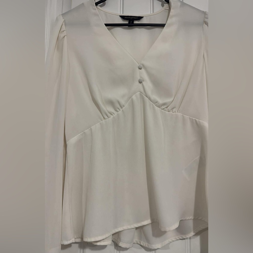 Banana Republic like new White V-Neck Blouse